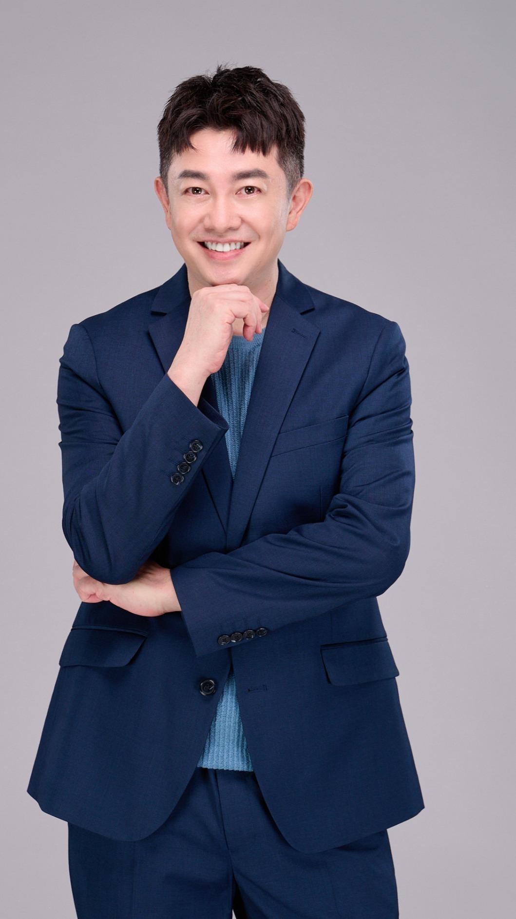 李明川對於眼袋有一份特殊心結。（圖／光澤診所提供）