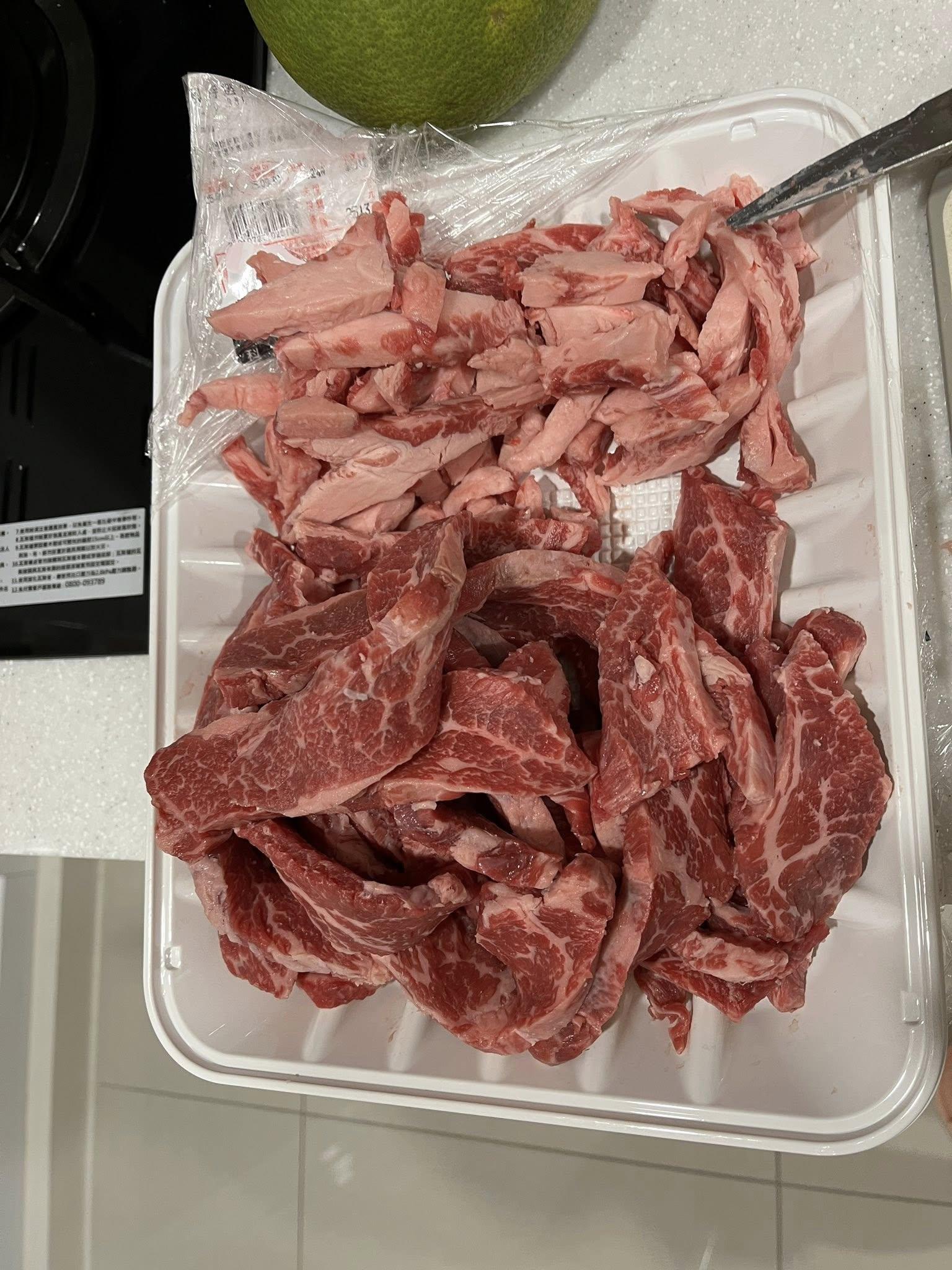 女網友在好市多買了一盒肉片,並表示肉片油花比例超多。(圖/翻攝自臉書@ Costco好市多 商品經驗老實說)