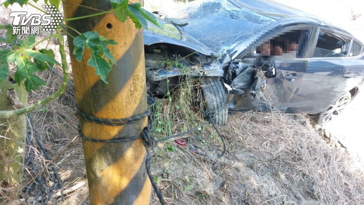 台南無照男駕車衝破鐵網墜坡 17歲騎士挨撞「狂吐血」亡
