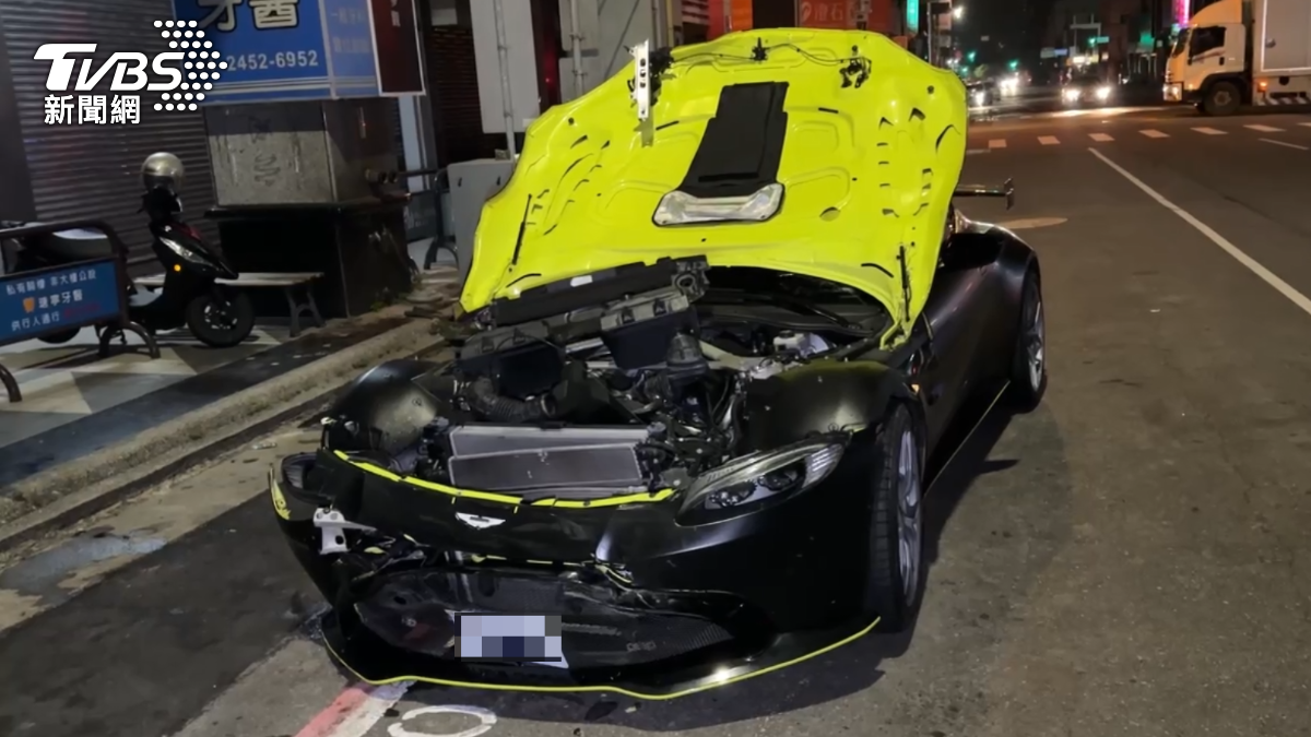 奧斯頓馬丁連撞3車。(圖/TVBS)