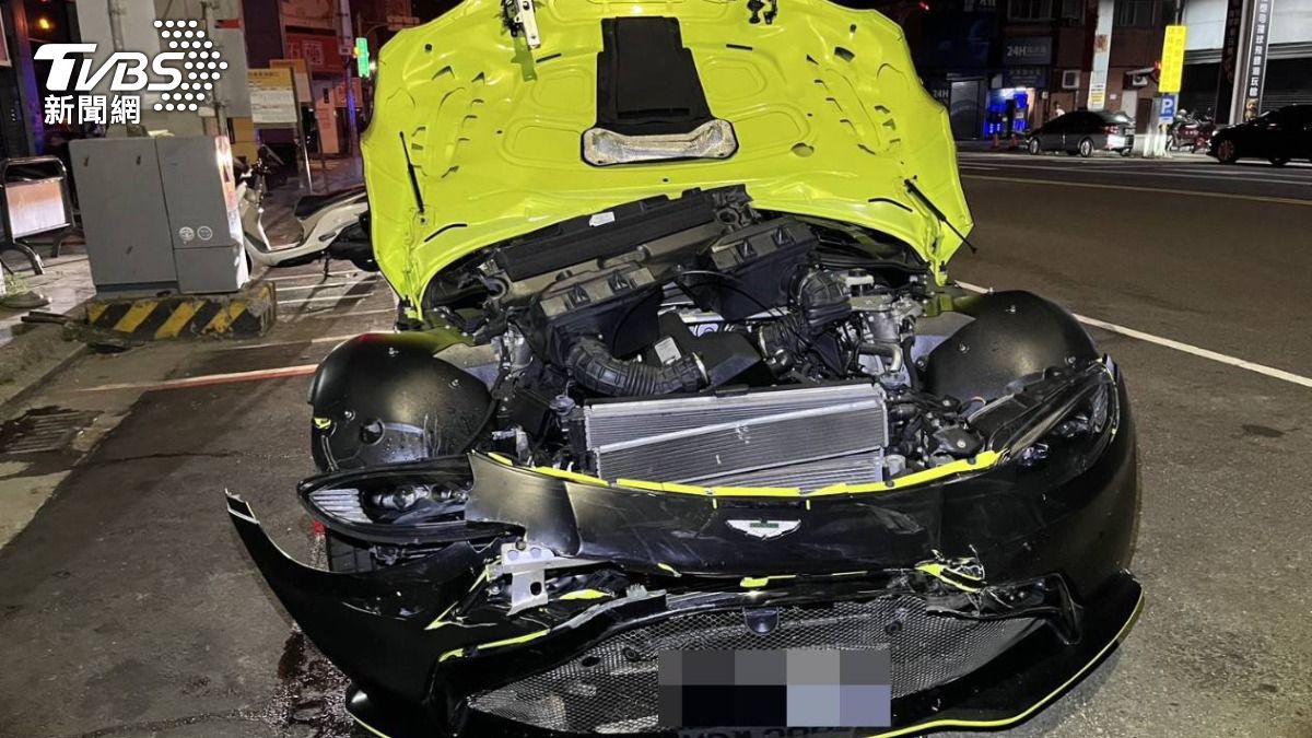 007座駕變掀蓋車!1400萬奧斯頓馬丁撞車 駕駛棄車落跑