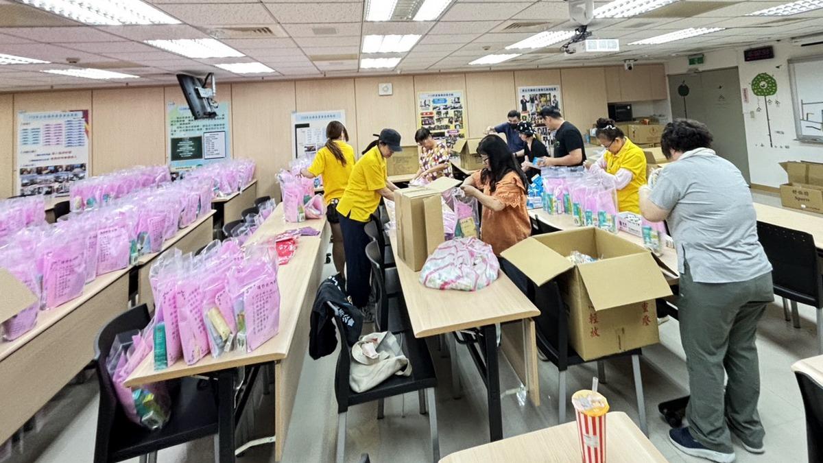 新北市藥師公會等藥界募集500個護理包，提供災區家戶生活衛生與健康所需。（圖／新北藥師公會提供）