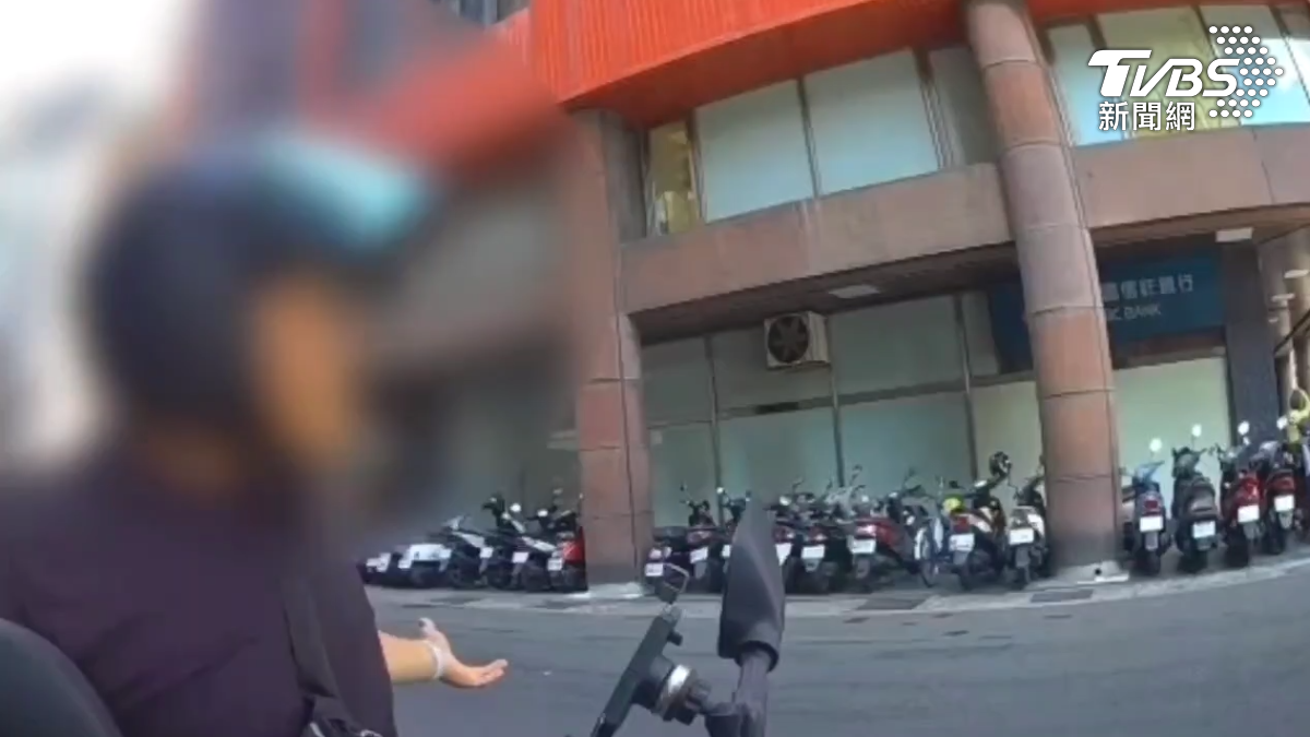 員警向他告知之後表示要開單，一把火瞬間竄起，要多火大有多火大，當街大罵員警（圖／TVBS）