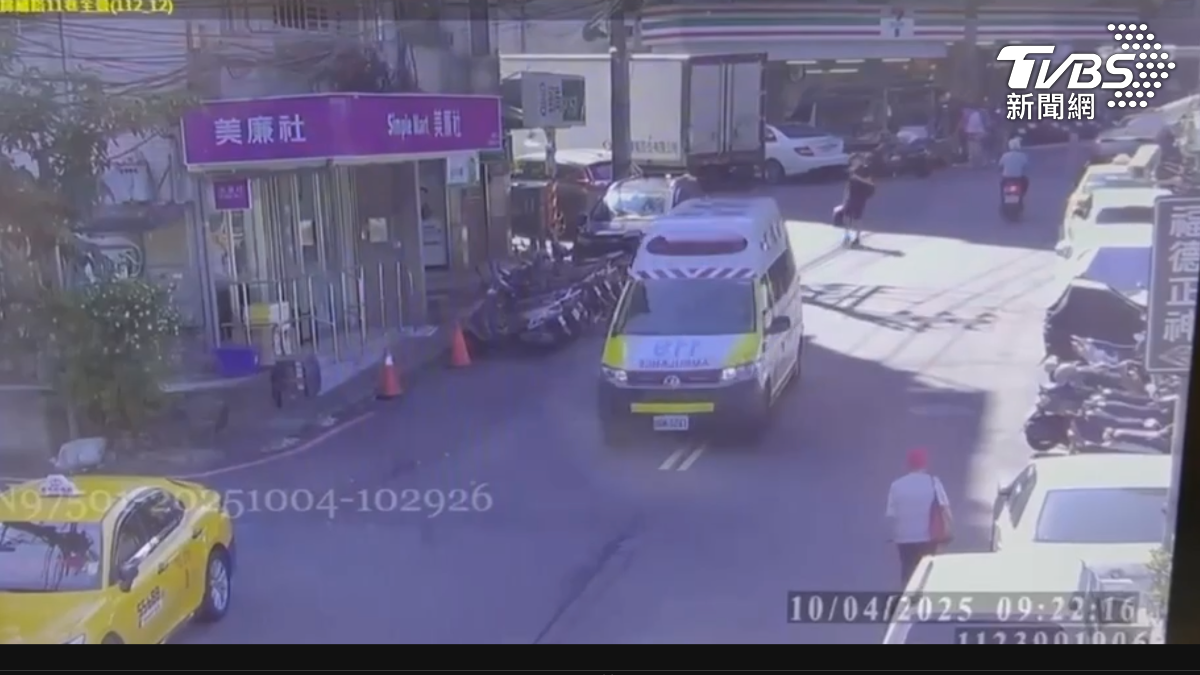 救護車將姊姊阮女送醫救治。(圖/TVBS)