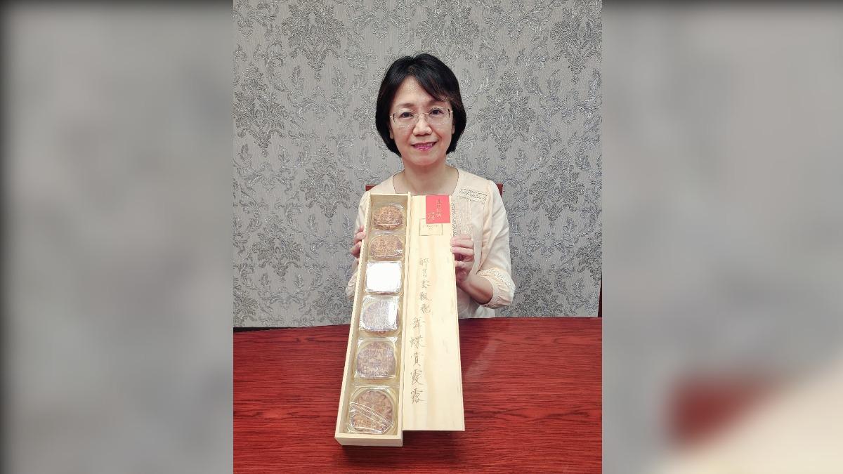 翁曉玲去年開箱韓國瑜贈送中秋禮盒。(圖/翻攝自翁曉玲臉書)
