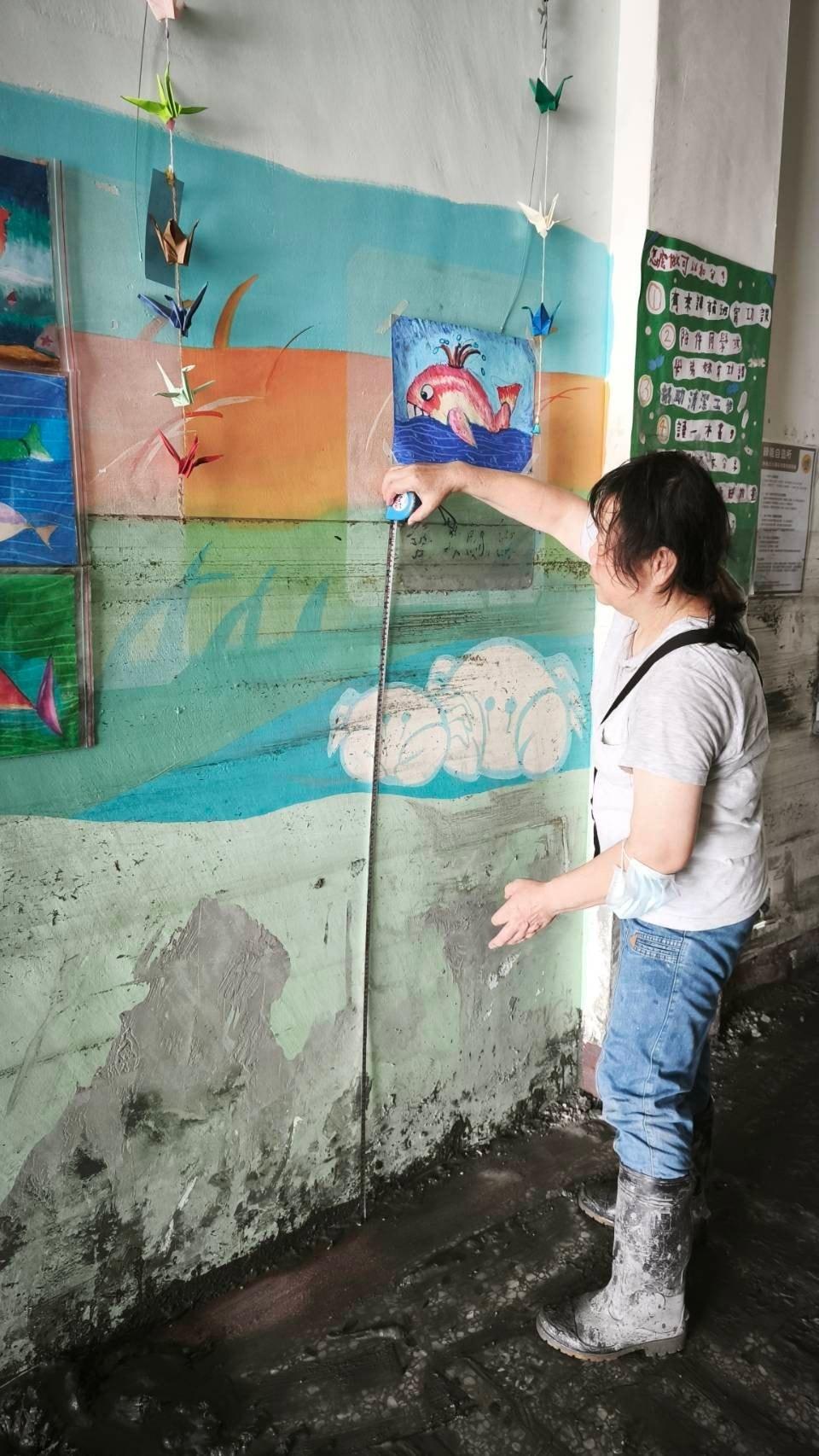 馬太鞍堰塞湖溢流,泥沙沖入民宅高度達一位成人頭部,小光故事屋為重災戶之一。(圖/翻攝自小光故事屋粉絲專頁)