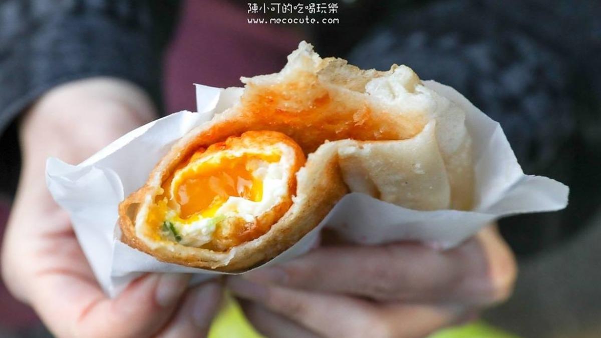 原味炸蛋蔥油餅中間的炸蛋竟是半熟蛋，餅皮也相當Ｑ。（圖／陳小可的吃喝玩樂提供）
