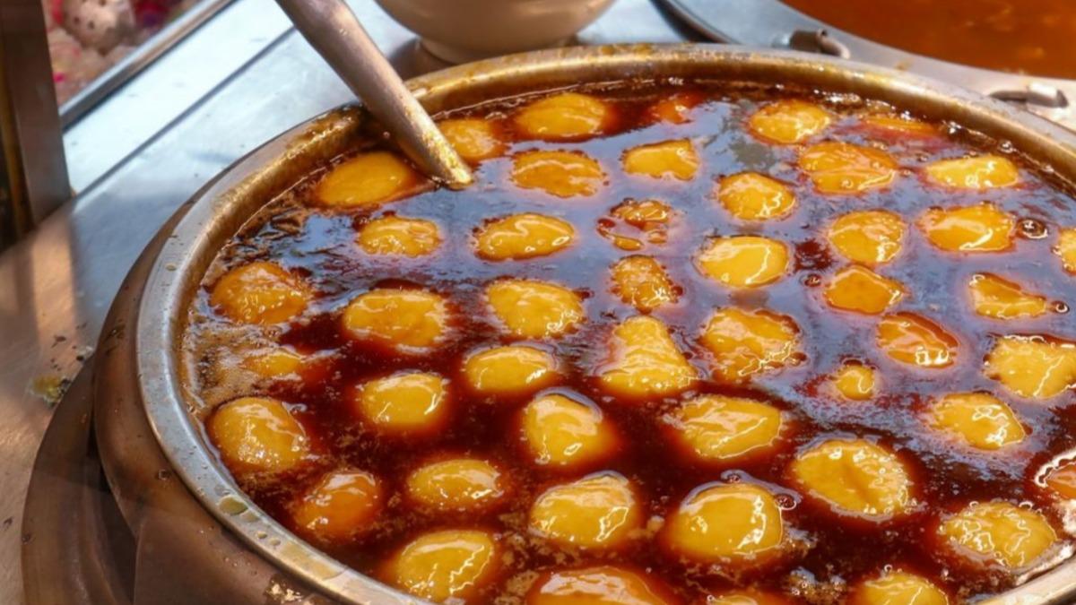 每片麻糬都是在黑糖水裡熬煮的，香氣十足。（圖／寗好生活 Ning‘s Life提供）