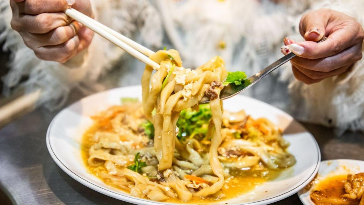 麵條口感相當彈牙且有嚼勁，許多老饕就愛這一味。（圖／大手牽小手。玩樂趣提供）