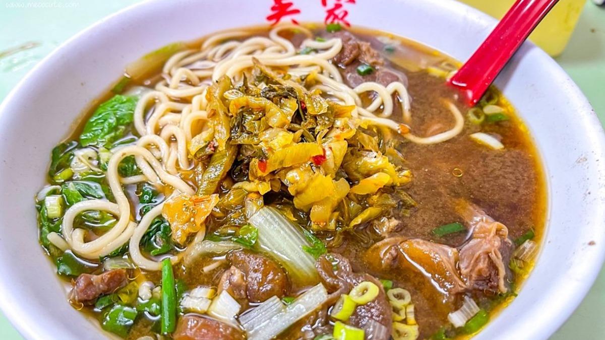 紅到連韓國白鐘元老師都推薦的牛肉麵，湯濃肉大分量十足，難怪天天都排隊。（圖／陳小可的吃喝玩樂提供）