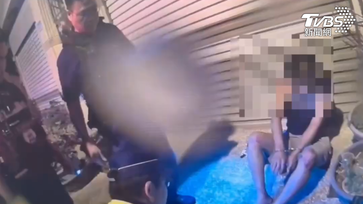 警方攔下拒檢逃逸車輛，除了副駕駛座男子是通緝犯，駕駛也是毒駕上路，現場查扣安非他命（圖／TVBS）