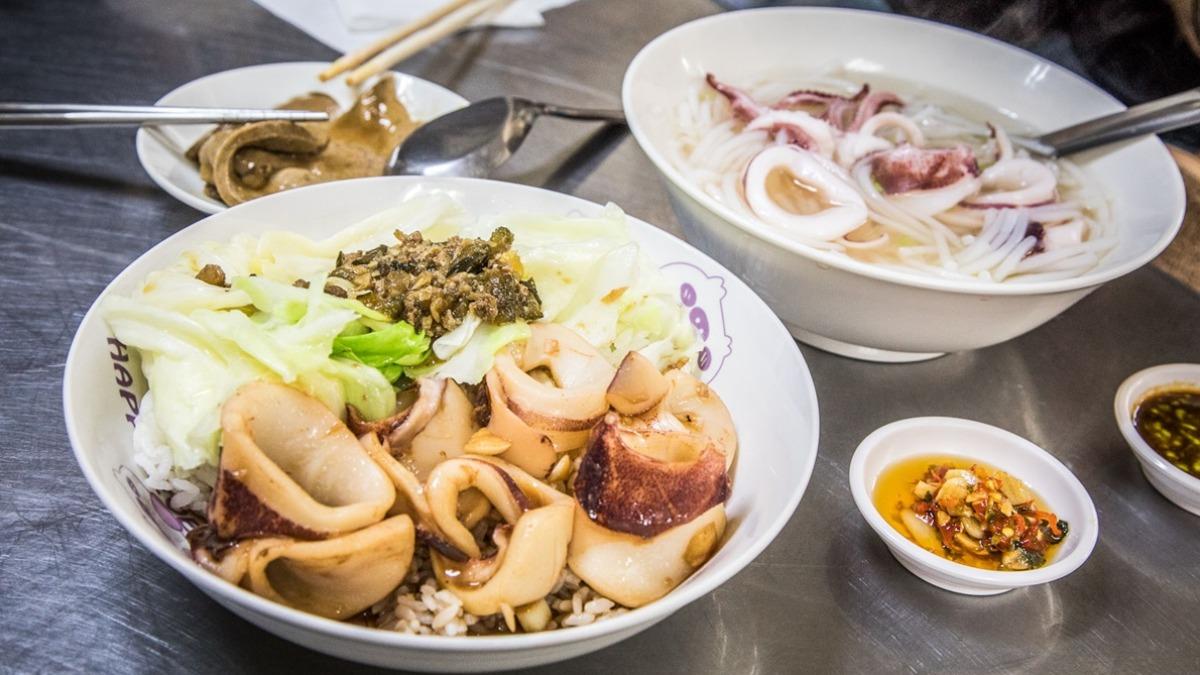 大火快炒香氣超誘人的炒小卷蓋飯也必嚐，搭頂部的瓜仔肉一起吃超銷魂。（圖／大手牽小手。玩樂趣提供）