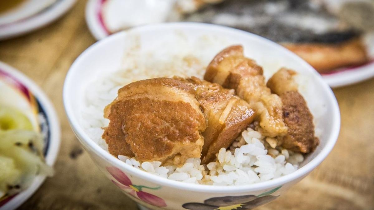 五花肉飯上面躺著3到4塊五花肉，看似普通，卻是深藏不露。（圖／大手牽小手。玩樂趣提供）