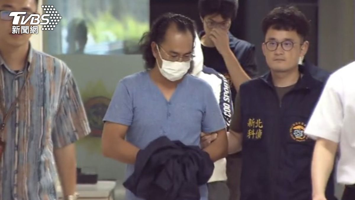 電視台製作人李能謙,被爆掌控數千個社群帳號,扮「智障小草」醜化民眾黨和黃國昌。(圖/TVBS)