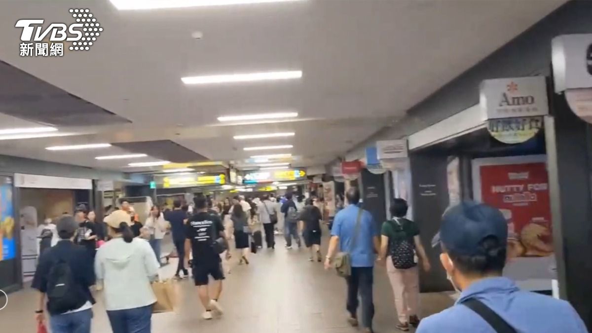 台北車站附近今（4）日上午驚傳停電，僅通道有照明。（圖／TVBS）