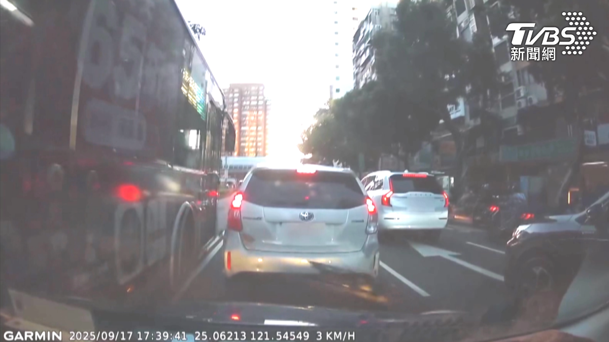 一輛自小客車停紅燈,被高速行駛的公車削過,前車頭毀損、保險桿整片脫落,公車卻肇事逃逸(圖/翻攝Threads_chibin.luo)