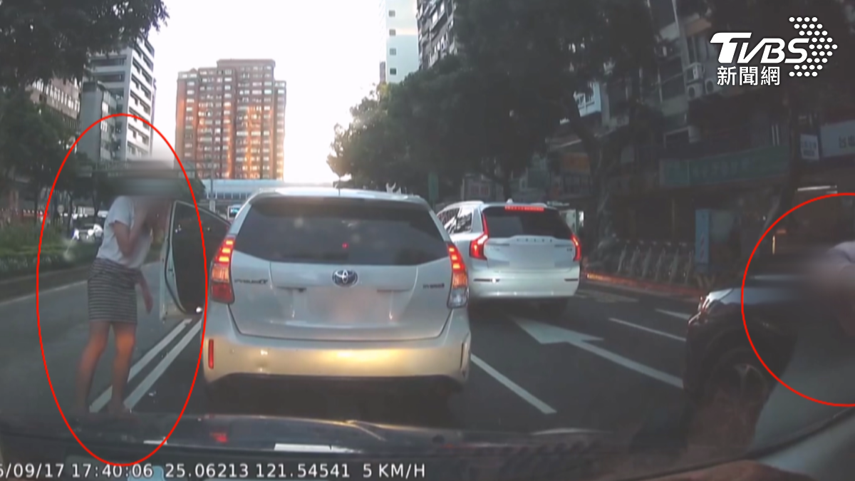 前方跟右側車道的2部車主都下車檢查愛車有無大礙,因為他們都被公車擦撞小客車的碎片噴飛到(圖/翻攝Threads_chibin.luo)