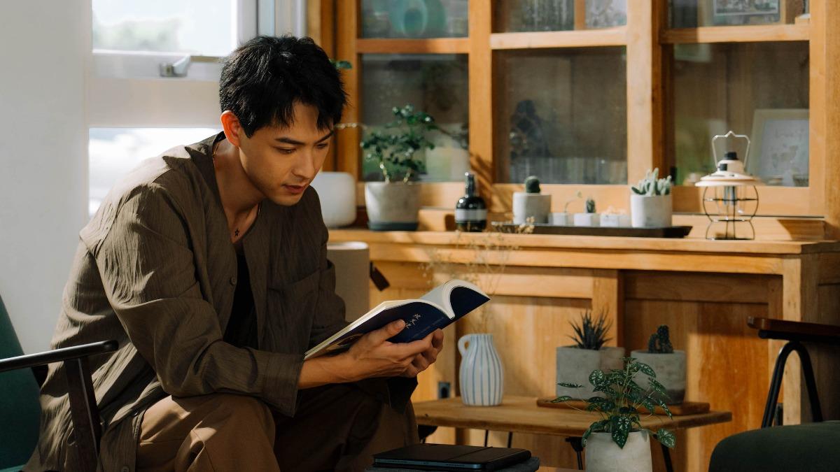 連晨翔飾演才華洋溢又極具幽默的作家。(圖/公視+提供)