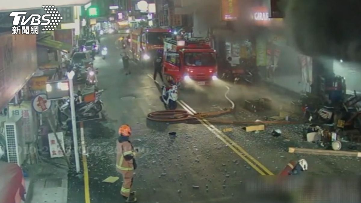 送瓦斯僅3分鐘，自助餐店氣爆，行人，騎士慘遭波及。（圖／TVBS）