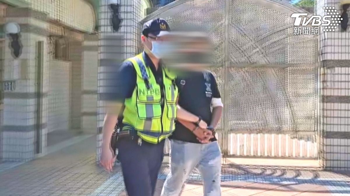 媽媽勸兒子繳罰單,雙方發生口角後,姐姐上前勸阻,男子持菜刀朝著自己親姐姐的脖子砍過去,當場血流不止(圖/TVBS)