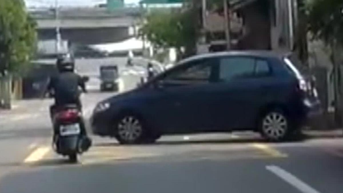 機車飆速直衝轉彎汽車,騎士、安全帽「飛走」。(圖/翻攝新竹爆料公社)
