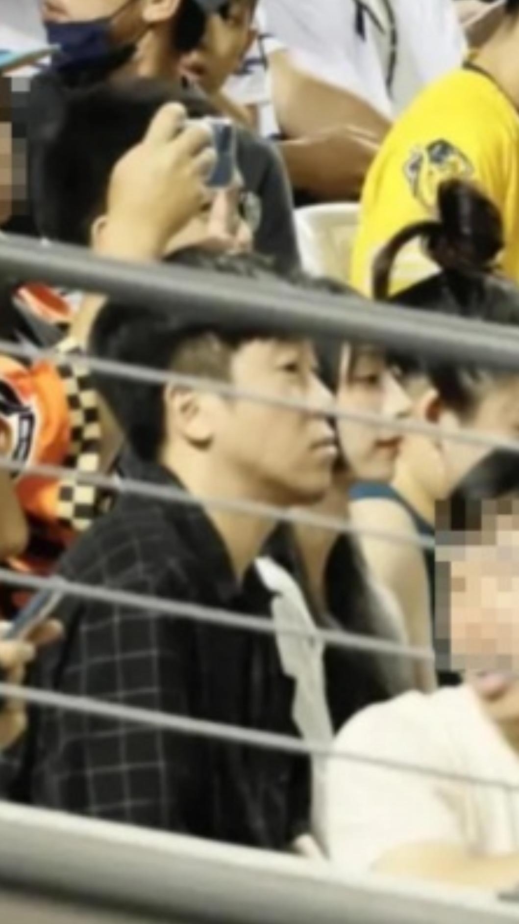 富商黃苡峻和嘎琳在大巨蛋看球被拍到。(圖/翻攝自Threads)