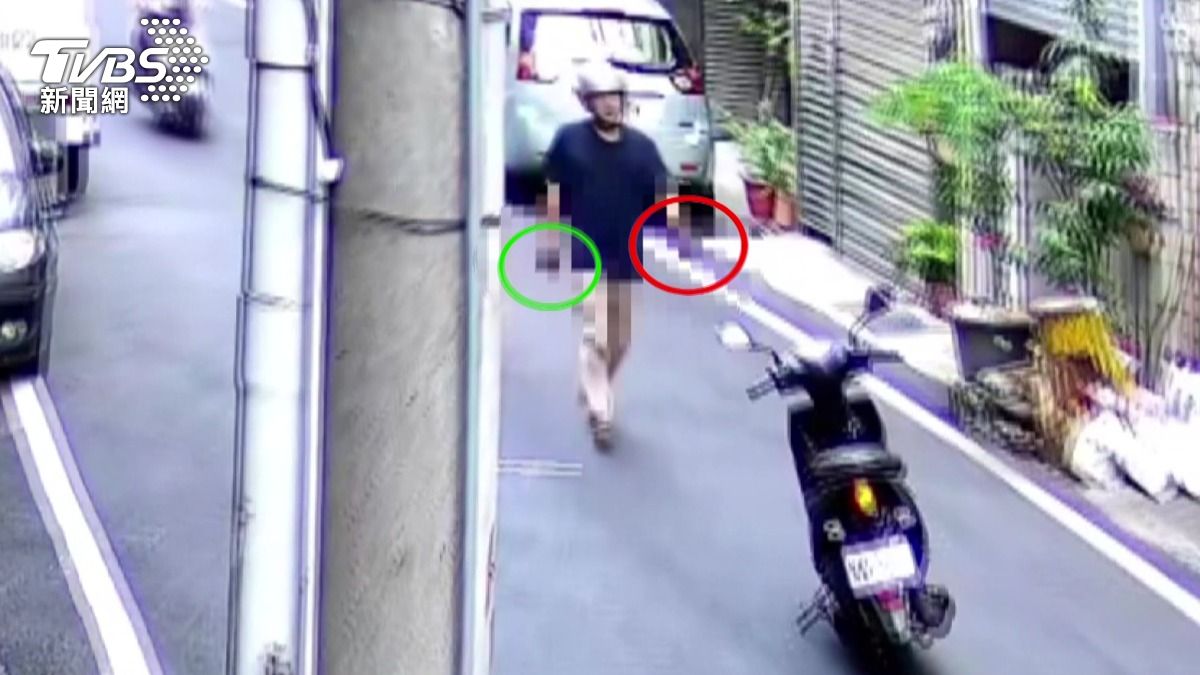 雙手綁刀出門行兇！苗栗男砍傷3人「邊騎車邊握刀」畫面曝光。(圖／民眾提供)