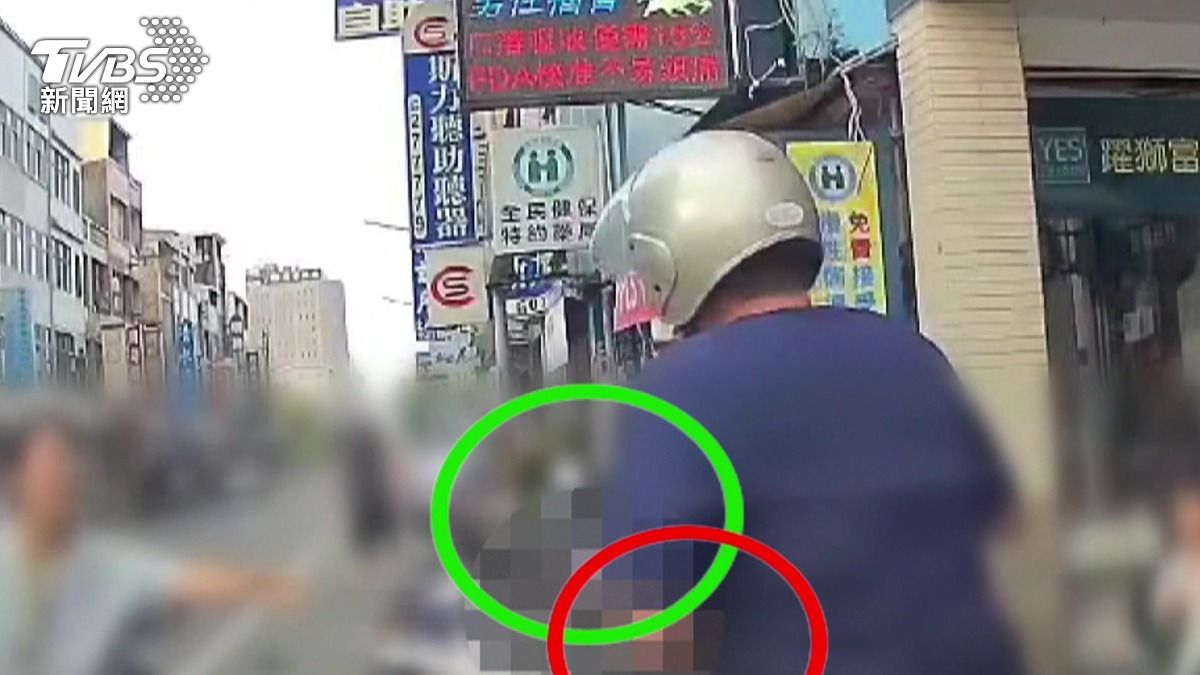 兩把刀均用黑色膠帶纏繞固定在手上，使他能夠一邊騎機車一邊握刀。(圖／民眾提供)