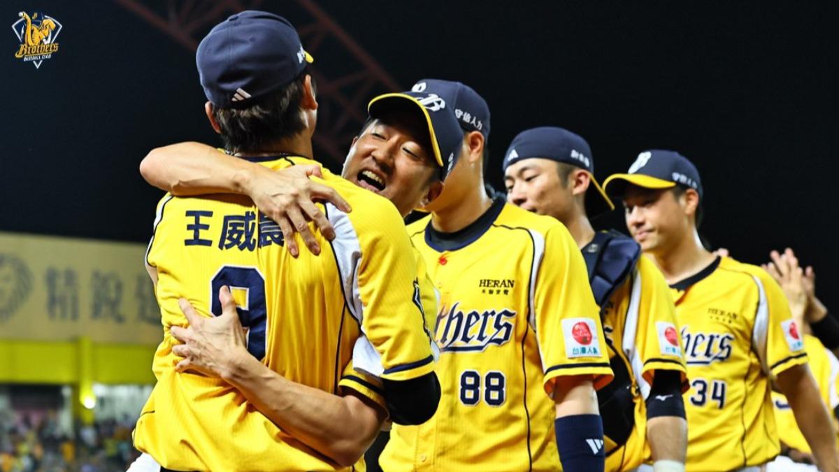 中信兄弟拿下20座季冠軍,打破中職紀錄。(圖/翻攝兄弟Fans Club)