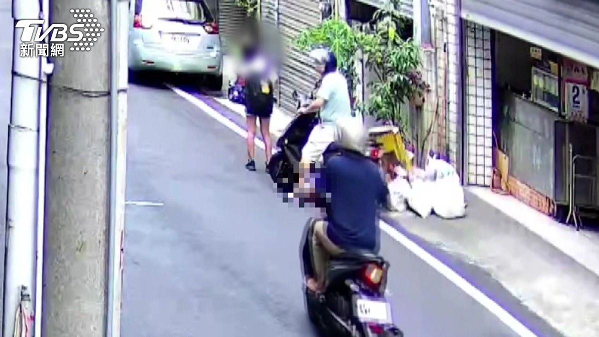 嫌犯能夠一邊騎機車握住龍頭，一邊保持雙刀在手的狀態。(圖／TVBS)