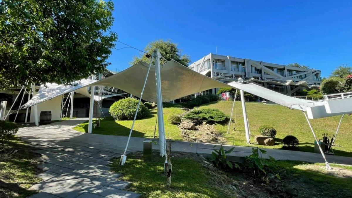 建築以清水模呈現，保留原始地貌並融入在地咖啡文化。（圖／華山觀止虫二行館提供）