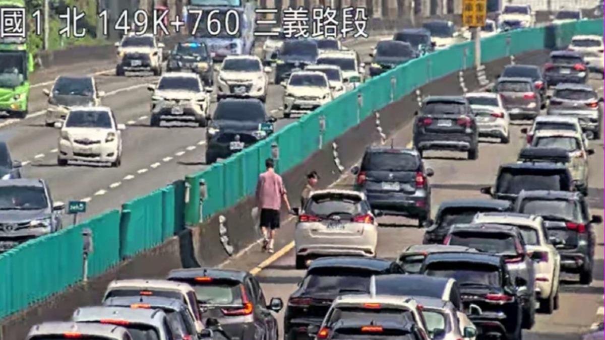 國1北向149.5公里處發生2輛小客車追撞事故,後方車流回堵2公里。(圖/高公局提供)