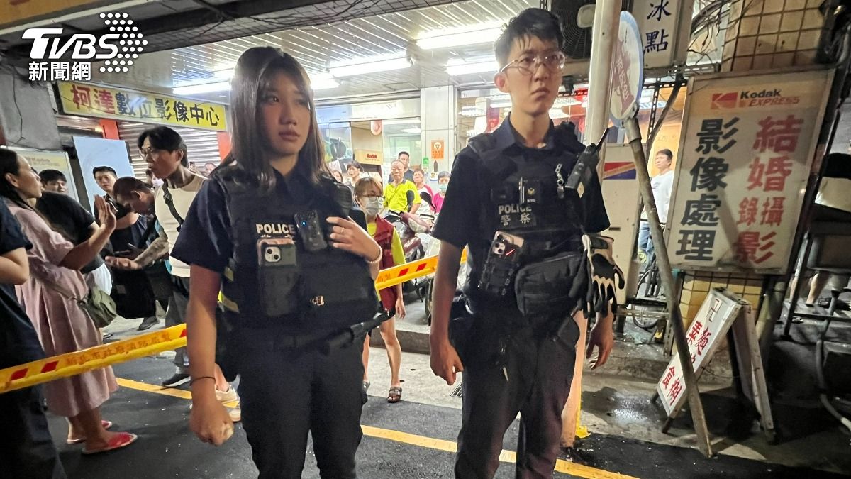 兩名員警不顧危險衝進爆炸點救人。(圖/TVBS)