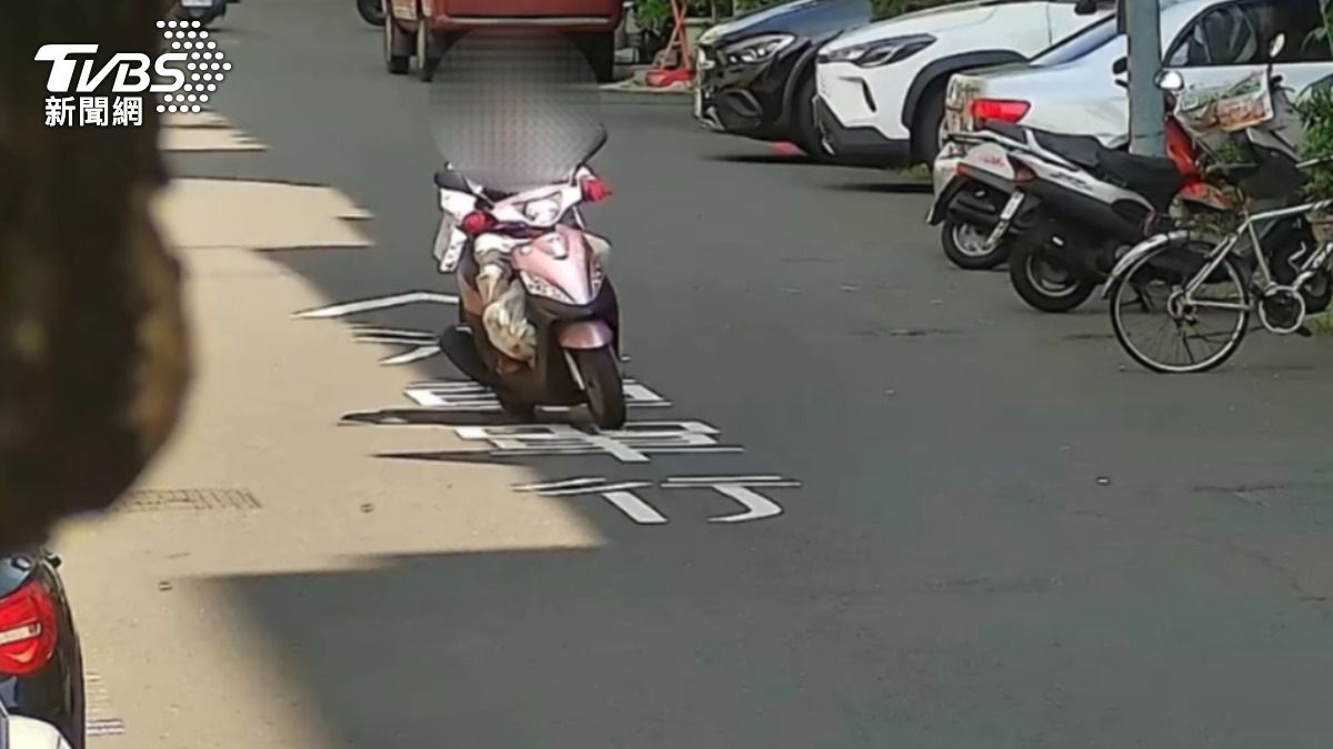 78歲廖姓女子疑似闖燈。(圖/TVBS)