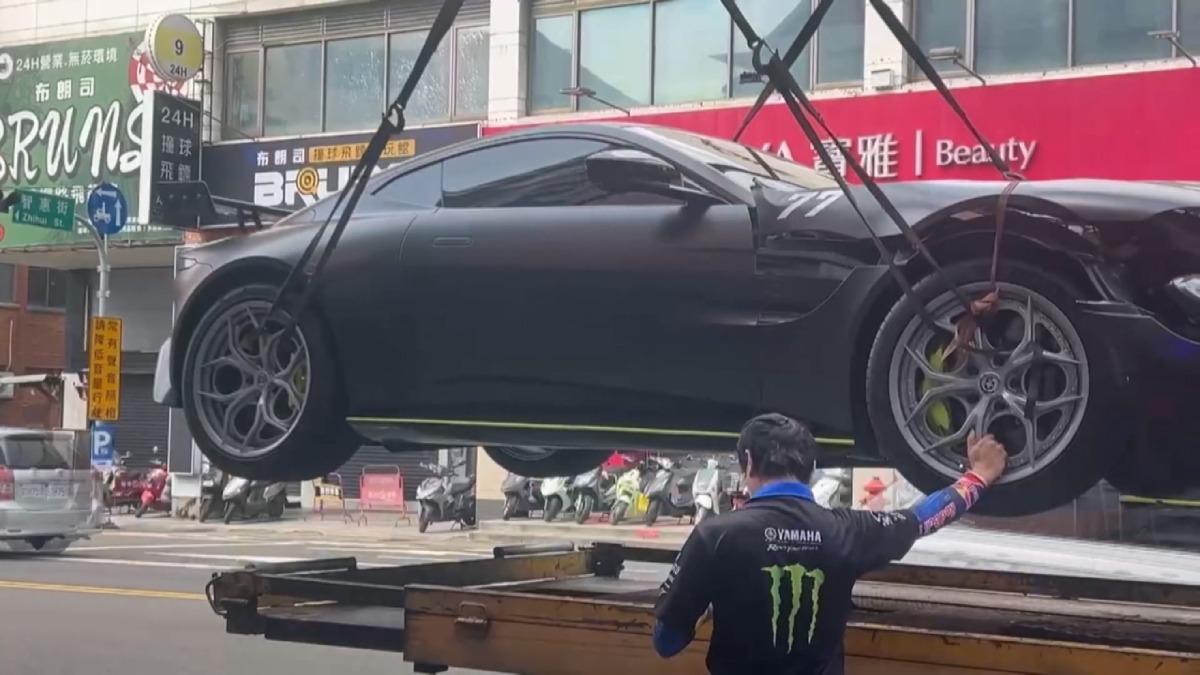 租來的007超跑三連撞!台中駕駛「棄千萬座駕」徒步逃,警鎖定人犯。(圖/民眾提供)