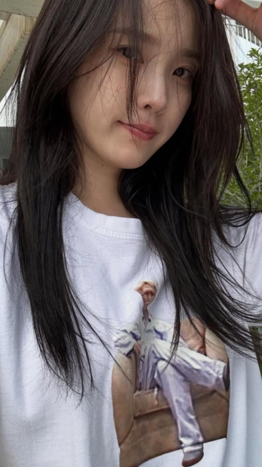 IU身穿白色短袖，上面印有一名男子坐在沙發上的圖案，正是李秀賢的哥哥李燦赫的周邊商品。（圖／翻攝自IG @dlwlrma）