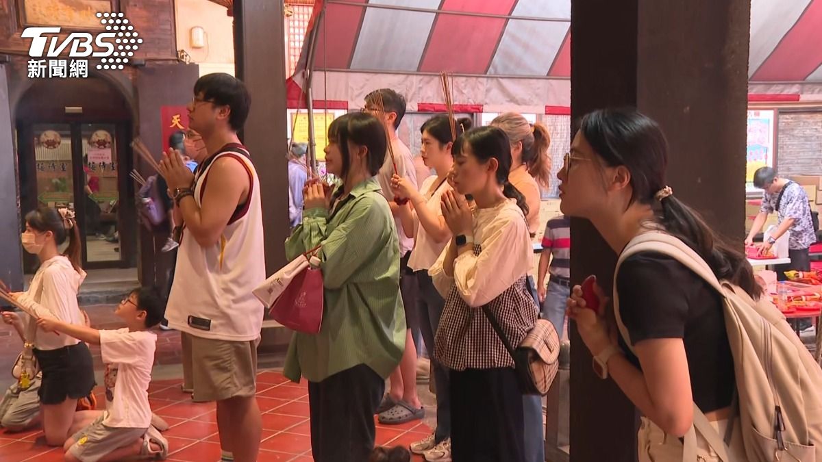 月老廟聯誼活動掀報名潮,單身男女狂搶「比演唱會更難」。(圖/TVBS)