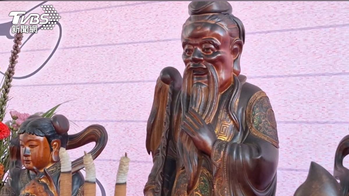 參與者除了向月老祈求姻緣外,還需提供學歷與收入證明。(圖/TVBS)