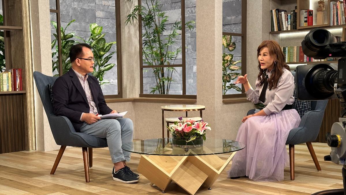 龍千玉(右)接受鄭弘儀訪問。(圖/三立提供)