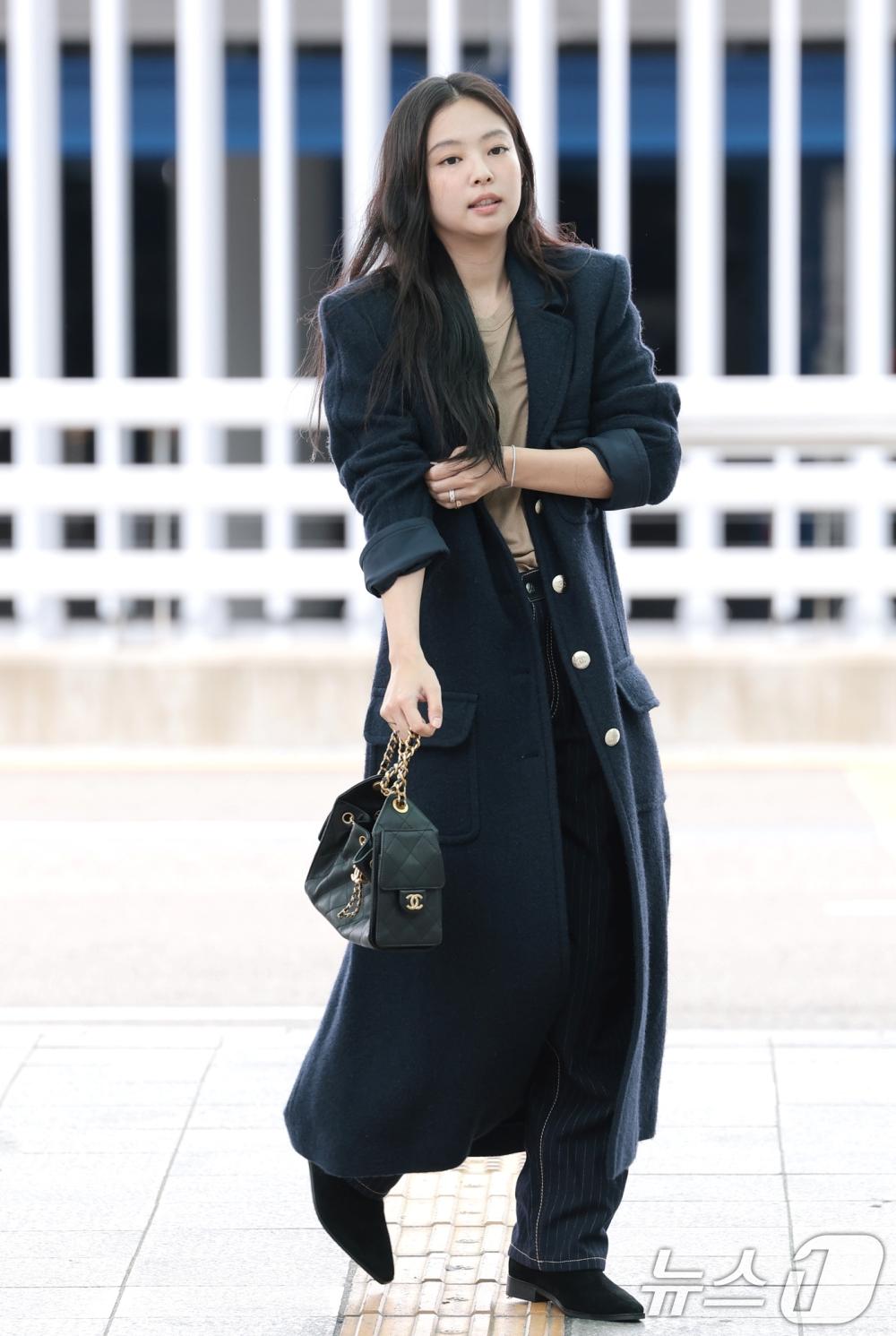 Jennie穿得相當簡約,也感受到入秋氣息。(圖/news1提供)