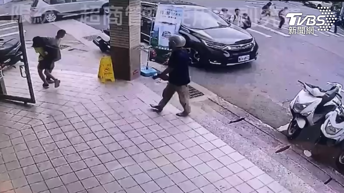 老師緊急將女童拉開。(圖/TVBS)