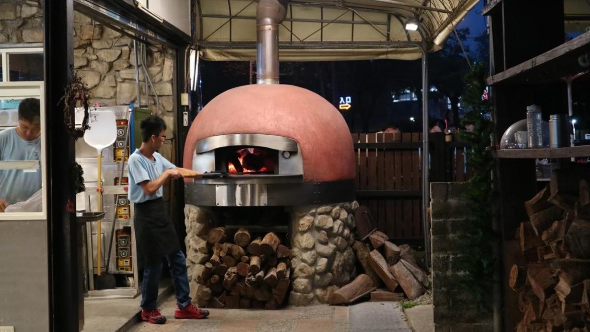 窯烤披薩外酥內軟,與夜景一起享用最對味。(圖/柚香魚子醬的蹦蹦跳跳提供)