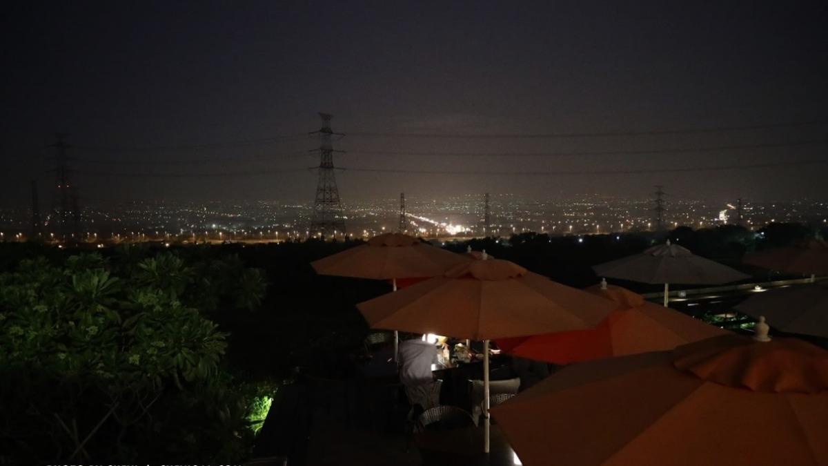 夜晚的不夜天,整片燈海鋪展眼前,氣氛滿分。(圖/柚香魚子醬的蹦蹦跳跳提供)