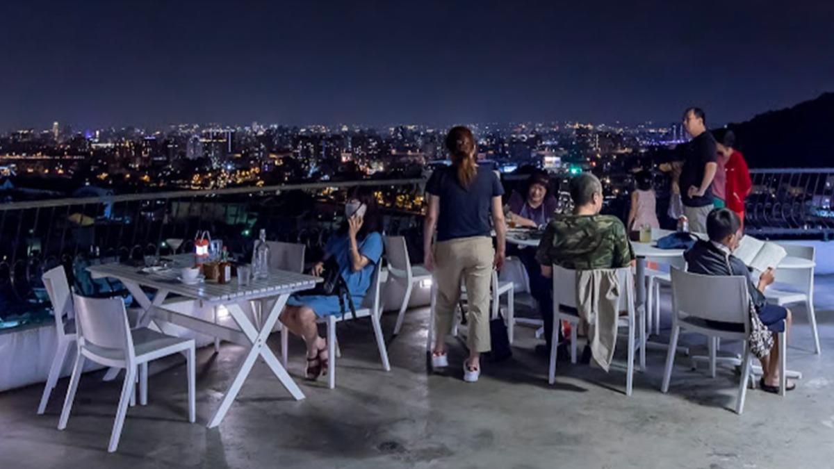 這裡與台中海線的夜景相比,又展現出了另一番獨特的風情。(圖/柚香魚子醬的蹦蹦跳跳提供)