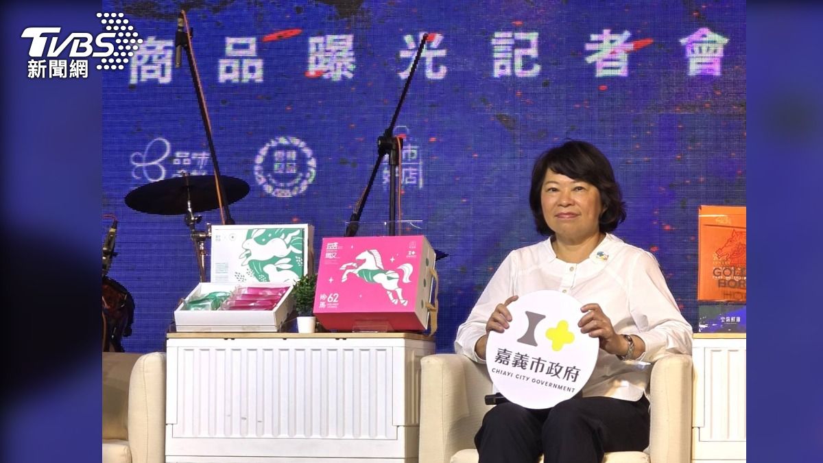 黃敏惠市長介紹金馬聯名伴手禮「盛馭」。(圖/TVBS)
