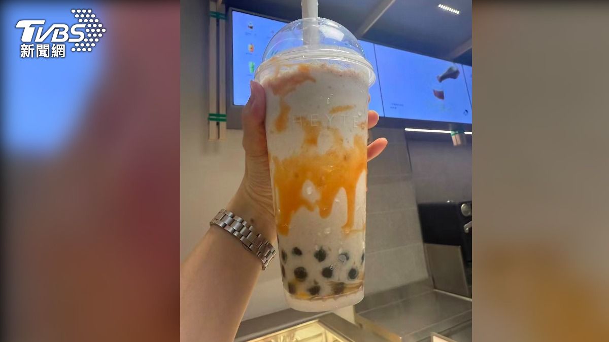大陸茶飲店推創意「喝的月餅」，以牛奶冰沙為基底，加入鹹蛋黃流心醬及餅乾屑，讓消費者能喝出月餅同款香氣。（圖／TVBS）