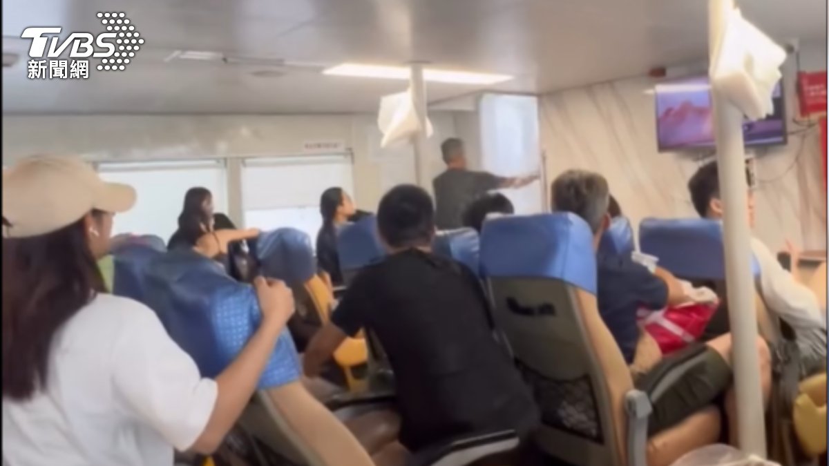 蘭嶼船班遇「2米巨浪」 船門竟被晃開,乘客還嚐試自己把船門關起(圖/TVBS)