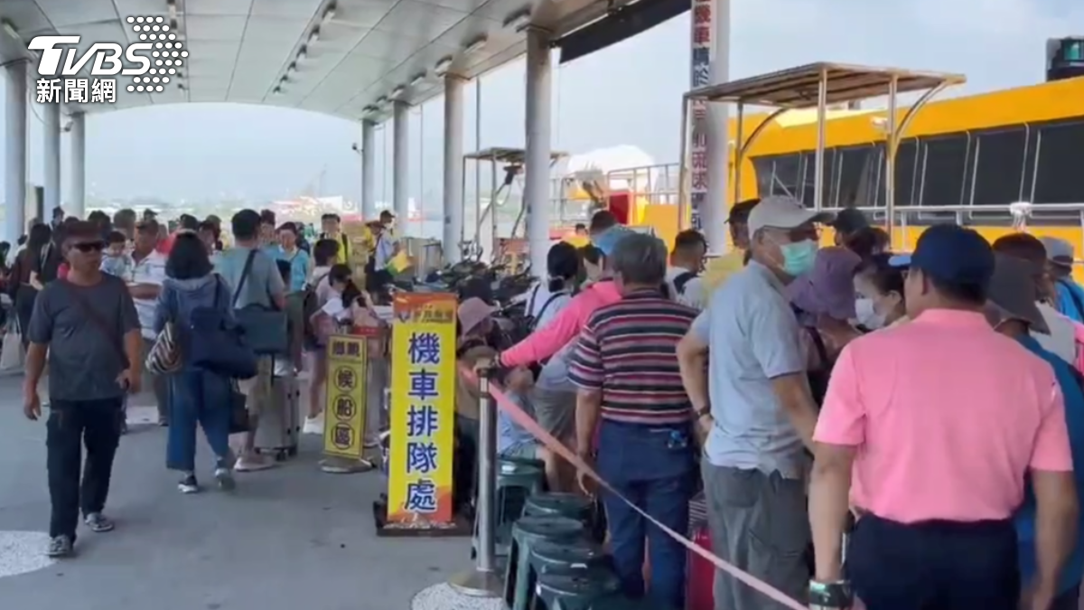 屏東東琉線,海況相對穩定,一早碼頭就湧入人潮,就連排隊上船的遊客也是繞過一圈又一圈,擠爆東琉碼頭。(圖/TVBS)