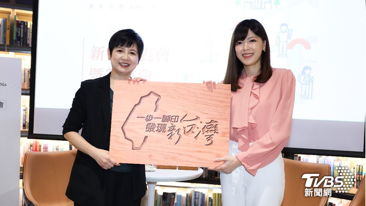 詹怡宜(左)將節目主持棒交給錢麗如。(圖/張晢鳴攝)