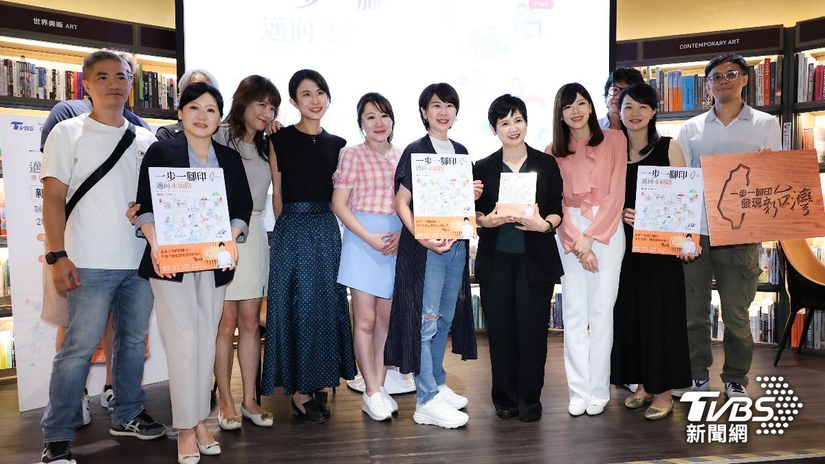 詹怡宜和《一步一腳印》節目團隊合影。(圖/張晢鳴攝)